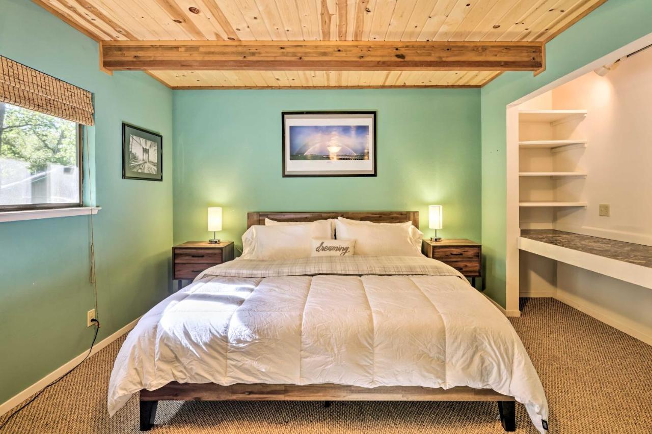 Hébergement de vacances Spacious With Wraparound Deck! *