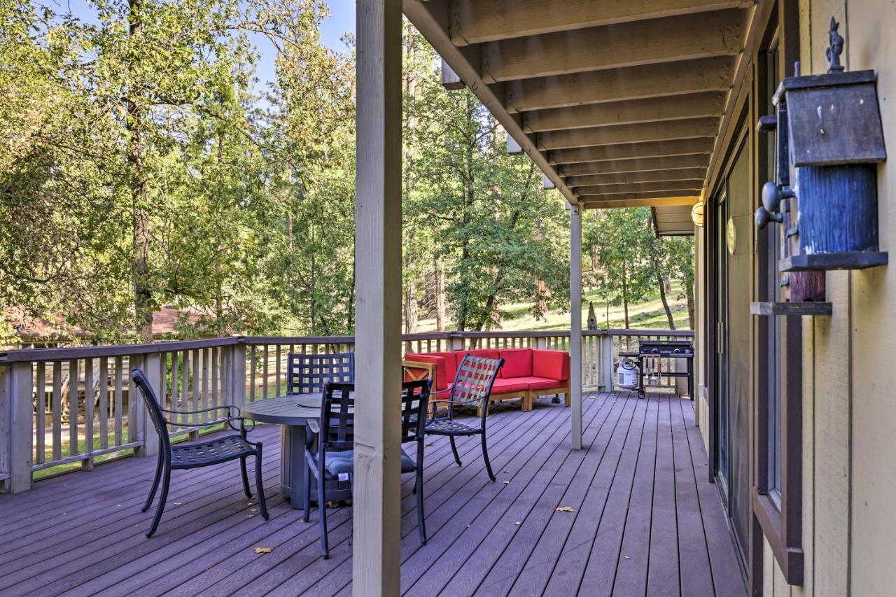Hébergement de vacances Spacious With Wraparound Deck! *